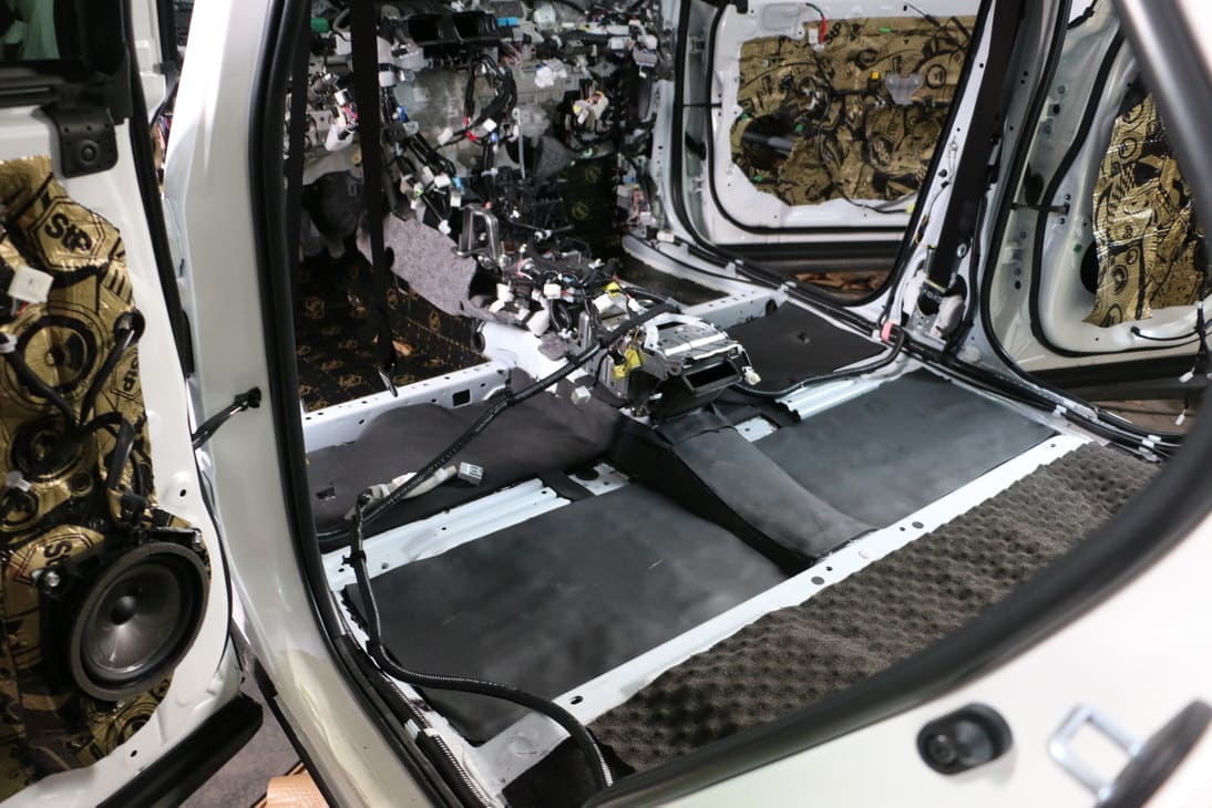 в средней — STP GreenFlex, а в области задних сидений и багажнике — Бипласт 15A Premium.